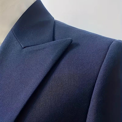 Classic yet modern: a slim fit double-breasted 3-piece suit with waistcoat for men's fashion.