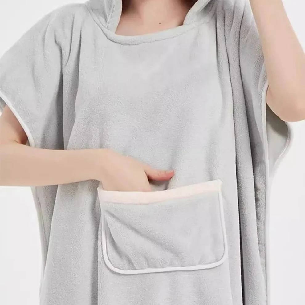 Soft Absorbent Hooded Bathrobe for Warmth and Comfort